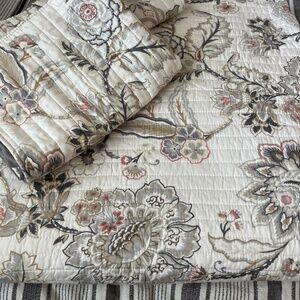 NWOT!! Levtex Ophelia queen size quilt with shams
